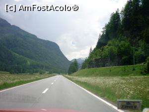 [P28] Elvetia - V. Inn-ului la coborarea din Fluelapass - pe stanga, pista de biciclete (se vede si un biciclist); pe dreapta, cale ferata impecabila. Despre sosea, ce sa mai spun!?  » foto by Bujie
 - 
<span class="allrVoted glyphicon glyphicon-heart hidden" id="av952820"></span>
<a class="m-l-10 hidden" id="sv952820" onclick="voting_Foto_DelVot(,952820,5826)" role="button">șterge vot <span class="glyphicon glyphicon-remove"></span></a>
<a id="v9952820" class=" c-red"  onclick="voting_Foto_SetVot(952820)" role="button"><span class="glyphicon glyphicon-heart-empty"></span> <b>LIKE</b> = Votează poza</a> <img class="hidden"  id="f952820W9" src="/imagini/loader.gif" border="0" /><span class="AjErrMes hidden" id="e952820ErM"></span>