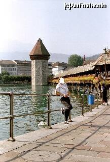 [P01] Podul Capelei si Turnul de apa, Luzern. De o parte si de alta atirna ghivece cu flori multicolore care dau o frumusete aparte podului. Pare ca se opreste in Turn, dar de fapt il ocoleste. » foto by dandana
 - 
<span class="allrVoted glyphicon glyphicon-heart hidden" id="av161374"></span>
<a class="m-l-10 hidden" id="sv161374" onclick="voting_Foto_DelVot(,161374,5826)" role="button">șterge vot <span class="glyphicon glyphicon-remove"></span></a>
<a id="v9161374" class=" c-red"  onclick="voting_Foto_SetVot(161374)" role="button"><span class="glyphicon glyphicon-heart-empty"></span> <b>LIKE</b> = Votează poza</a> <img class="hidden"  id="f161374W9" src="/imagini/loader.gif" border="0" /><span class="AjErrMes hidden" id="e161374ErM"></span>