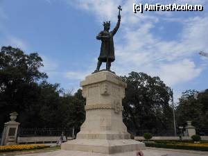 [P01] Chisinau - Monumentul lui Stefan cel Mare si Sfant, simbolul orasului.  » foto by iulianic
 - 
<span class="allrVoted glyphicon glyphicon-heart hidden" id="av355098"></span>
<a class="m-l-10 hidden" id="sv355098" onclick="voting_Foto_DelVot(,355098,5834)" role="button">șterge vot <span class="glyphicon glyphicon-remove"></span></a>
<a id="v9355098" class=" c-red"  onclick="voting_Foto_SetVot(355098)" role="button"><span class="glyphicon glyphicon-heart-empty"></span> <b>LIKE</b> = Votează poza</a> <img class="hidden"  id="f355098W9" src="/imagini/loader.gif" border="0" /><span class="AjErrMes hidden" id="e355098ErM"></span>