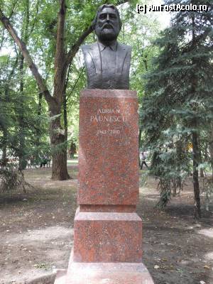 [P33] Chisinau - Adrian Paunescu pe Aleea Clasicilor din Gradina Publica (Parcul Poporului).  » foto by iulianic
 - 
<span class="allrVoted glyphicon glyphicon-heart hidden" id="av355139"></span>
<a class="m-l-10 hidden" id="sv355139" onclick="voting_Foto_DelVot(,355139,5834)" role="button">șterge vot <span class="glyphicon glyphicon-remove"></span></a>
<a id="v9355139" class=" c-red"  onclick="voting_Foto_SetVot(355139)" role="button"><span class="glyphicon glyphicon-heart-empty"></span> <b>LIKE</b> = Votează poza</a> <img class="hidden"  id="f355139W9" src="/imagini/loader.gif" border="0" /><span class="AjErrMes hidden" id="e355139ErM"></span>