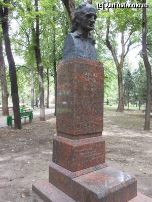 [P34] Chisinau - Grigore Vieru pe Aleea Clasicilor din Gradina Publica (Parcul Poporului).  » foto by iulianic
 - 
<span class="allrVoted glyphicon glyphicon-heart hidden" id="av355140"></span>
<a class="m-l-10 hidden" id="sv355140" onclick="voting_Foto_DelVot(,355140,5834)" role="button">șterge vot <span class="glyphicon glyphicon-remove"></span></a>
<a id="v9355140" class=" c-red"  onclick="voting_Foto_SetVot(355140)" role="button"><span class="glyphicon glyphicon-heart-empty"></span> <b>LIKE</b> = Votează poza</a> <img class="hidden"  id="f355140W9" src="/imagini/loader.gif" border="0" /><span class="AjErrMes hidden" id="e355140ErM"></span>
