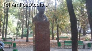 [P11] Bustul lui Caragiale în grădina publică a oraşului Chişinău, Republica Moldova.  » foto by traian.leuca †
 - 
<span class="allrVoted glyphicon glyphicon-heart hidden" id="av793015"></span>
<a class="m-l-10 hidden" id="sv793015" onclick="voting_Foto_DelVot(,793015,5834)" role="button">șterge vot <span class="glyphicon glyphicon-remove"></span></a>
<a id="v9793015" class=" c-red"  onclick="voting_Foto_SetVot(793015)" role="button"><span class="glyphicon glyphicon-heart-empty"></span> <b>LIKE</b> = Votează poza</a> <img class="hidden"  id="f793015W9" src="/imagini/loader.gif" border="0" /><span class="AjErrMes hidden" id="e793015ErM"></span>