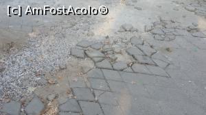 [P02] Aşa arată (o spun fără nici o exagerare) majoritatea trotuarelor aflate în centrul oraşului Chişinău, Republica Moldova.  » foto by traian.leuca †
 - 
<span class="allrVoted glyphicon glyphicon-heart hidden" id="av793006"></span>
<a class="m-l-10 hidden" id="sv793006" onclick="voting_Foto_DelVot(,793006,5834)" role="button">șterge vot <span class="glyphicon glyphicon-remove"></span></a>
<a id="v9793006" class=" c-red"  onclick="voting_Foto_SetVot(793006)" role="button"><span class="glyphicon glyphicon-heart-empty"></span> <b>LIKE</b> = Votează poza</a> <img class="hidden"  id="f793006W9" src="/imagini/loader.gif" border="0" /><span class="AjErrMes hidden" id="e793006ErM"></span>