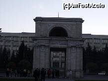 [P38] Arcul de Triumf si Guvernul in spate (cladirea guvernului nu am mai fotografiat-o, pentru ca mi s-a parut lipsita de valoare arhitecturala) » foto by monicutza
 - 
<span class="allrVoted glyphicon glyphicon-heart hidden" id="av184410"></span>
<a class="m-l-10 hidden" id="sv184410" onclick="voting_Foto_DelVot(,184410,5834)" role="button">șterge vot <span class="glyphicon glyphicon-remove"></span></a>
<a id="v9184410" class=" c-red"  onclick="voting_Foto_SetVot(184410)" role="button"><span class="glyphicon glyphicon-heart-empty"></span> <b>LIKE</b> = Votează poza</a> <img class="hidden"  id="f184410W9" src="/imagini/loader.gif" border="0" /><span class="AjErrMes hidden" id="e184410ErM"></span>