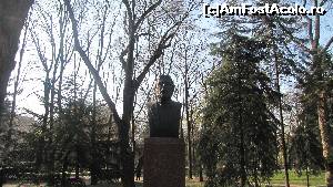 [P16] Bustul lui Adrian Păunescu de pe Aleea Clasicilor, sau Aleea Scriitorilor din Parcul Ștefan cel Mare și Sfânt - Chișinău.  » foto by izabiza
 - 
<span class="allrVoted glyphicon glyphicon-heart hidden" id="av648856"></span>
<a class="m-l-10 hidden" id="sv648856" onclick="voting_Foto_DelVot(,648856,5834)" role="button">șterge vot <span class="glyphicon glyphicon-remove"></span></a>
<a id="v9648856" class=" c-red"  onclick="voting_Foto_SetVot(648856)" role="button"><span class="glyphicon glyphicon-heart-empty"></span> <b>LIKE</b> = Votează poza</a> <img class="hidden"  id="f648856W9" src="/imagini/loader.gif" border="0" /><span class="AjErrMes hidden" id="e648856ErM"></span>