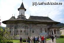[P29] Biserica mănăstirii Suceviţa - vedere spre partea de nord. În prim plan, un grup de turişti francezi, uimiţi de explicaţiile ghidei » foto by Costi
 - 
<span class="allrVoted glyphicon glyphicon-heart hidden" id="av79296"></span>
<a class="m-l-10 hidden" id="sv79296" onclick="voting_Foto_DelVot(,79296,5846)" role="button">șterge vot <span class="glyphicon glyphicon-remove"></span></a>
<a id="v979296" class=" c-red"  onclick="voting_Foto_SetVot(79296)" role="button"><span class="glyphicon glyphicon-heart-empty"></span> <b>LIKE</b> = Votează poza</a> <img class="hidden"  id="f79296W9" src="/imagini/loader.gif" border="0" /><span class="AjErrMes hidden" id="e79296ErM"></span>
