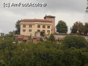 [P01] Castelul Roppolo vazut din departare in timp ce ne apropiam de el.  » foto by Diaura*
 - 
<span class="allrVoted glyphicon glyphicon-heart hidden" id="av1073790"></span>
<a class="m-l-10 hidden" id="sv1073790" onclick="voting_Foto_DelVot(,1073790,5852)" role="button">șterge vot <span class="glyphicon glyphicon-remove"></span></a>
<a id="v91073790" class=" c-red"  onclick="voting_Foto_SetVot(1073790)" role="button"><span class="glyphicon glyphicon-heart-empty"></span> <b>LIKE</b> = Votează poza</a> <img class="hidden"  id="f1073790W9" src="/imagini/loader.gif" border="0" /><span class="AjErrMes hidden" id="e1073790ErM"></span>
