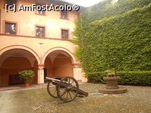 [P11] A doua curte interioada din Castelul Roppolo, sub care este fantana si rezevorul de apa al castelului.  » foto by Diaura*
 - 
<span class="allrVoted glyphicon glyphicon-heart hidden" id="av1073800"></span>
<a class="m-l-10 hidden" id="sv1073800" onclick="voting_Foto_DelVot(,1073800,5852)" role="button">șterge vot <span class="glyphicon glyphicon-remove"></span></a>
<a id="v91073800" class=" c-red"  onclick="voting_Foto_SetVot(1073800)" role="button"><span class="glyphicon glyphicon-heart-empty"></span> <b>LIKE</b> = Votează poza</a> <img class="hidden"  id="f1073800W9" src="/imagini/loader.gif" border="0" /><span class="AjErrMes hidden" id="e1073800ErM"></span>