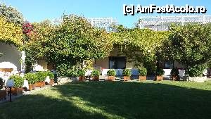 [P03] Acest spatiu verde delimita zona terasei de cea a piscinei. In fata, sus, unde se vede acoperisul alb, se afla restaurantul a-la-carte, White view...  » foto by iulian68
 - 
<span class="allrVoted glyphicon glyphicon-heart hidden" id="av473584"></span>
<a class="m-l-10 hidden" id="sv473584" onclick="voting_Foto_DelVot(,473584,5871)" role="button">șterge vot <span class="glyphicon glyphicon-remove"></span></a>
<a id="v9473584" class=" c-red"  onclick="voting_Foto_SetVot(473584)" role="button"><span class="glyphicon glyphicon-heart-empty"></span> <b>LIKE</b> = Votează poza</a> <img class="hidden"  id="f473584W9" src="/imagini/loader.gif" border="0" /><span class="AjErrMes hidden" id="e473584ErM"></span>