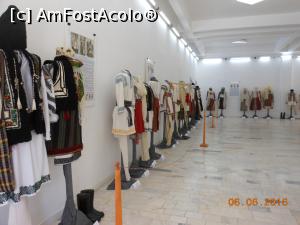[P39] Vaslui - La Muzeul Județean, expoziția temporară 'Costume populare specifice zonelor etnografice românești'.  » foto by iulianic
 - 
<span class="allrVoted glyphicon glyphicon-heart hidden" id="av749570"></span>
<a class="m-l-10 hidden" id="sv749570" onclick="voting_Foto_DelVot(,749570,5873)" role="button">șterge vot <span class="glyphicon glyphicon-remove"></span></a>
<a id="v9749570" class=" c-red"  onclick="voting_Foto_SetVot(749570)" role="button"><span class="glyphicon glyphicon-heart-empty"></span> <b>LIKE</b> = Votează poza</a> <img class="hidden"  id="f749570W9" src="/imagini/loader.gif" border="0" /><span class="AjErrMes hidden" id="e749570ErM"></span>