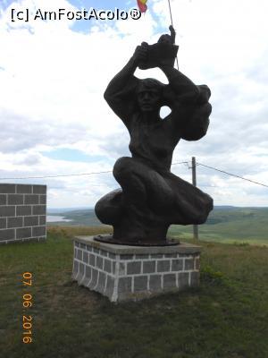 [P13] Movila lui Burcel - Femeia din bronz rupând diabolicul act Ribbentrop-Molotov.  » foto by iulianic
 - 
<span class="allrVoted glyphicon glyphicon-heart hidden" id="av750618"></span>
<a class="m-l-10 hidden" id="sv750618" onclick="voting_Foto_DelVot(,750618,5873)" role="button">șterge vot <span class="glyphicon glyphicon-remove"></span></a>
<a id="v9750618" class=" c-red"  onclick="voting_Foto_SetVot(750618)" role="button"><span class="glyphicon glyphicon-heart-empty"></span> <b>LIKE</b> = Votează poza</a> <img class="hidden"  id="f750618W9" src="/imagini/loader.gif" border="0" /><span class="AjErrMes hidden" id="e750618ErM"></span>