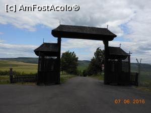 [P05] Movila lui Burcel - A doua poartă, de lemn, aflată pe deal.  » foto by iulianic
 - 
<span class="allrVoted glyphicon glyphicon-heart hidden" id="av750610"></span>
<a class="m-l-10 hidden" id="sv750610" onclick="voting_Foto_DelVot(,750610,5873)" role="button">șterge vot <span class="glyphicon glyphicon-remove"></span></a>
<a id="v9750610" class=" c-red"  onclick="voting_Foto_SetVot(750610)" role="button"><span class="glyphicon glyphicon-heart-empty"></span> <b>LIKE</b> = Votează poza</a> <img class="hidden"  id="f750610W9" src="/imagini/loader.gif" border="0" /><span class="AjErrMes hidden" id="e750610ErM"></span>