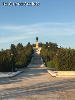 [P07] Monumentul, așa cum se vede el din E 581 » foto by Yersinia Pestis
 - 
<span class="allrVoted glyphicon glyphicon-heart hidden" id="av960942"></span>
<a class="m-l-10 hidden" id="sv960942" onclick="voting_Foto_DelVot(,960942,5873)" role="button">șterge vot <span class="glyphicon glyphicon-remove"></span></a>
<a id="v9960942" class=" c-red"  onclick="voting_Foto_SetVot(960942)" role="button"><span class="glyphicon glyphicon-heart-empty"></span> <b>LIKE</b> = Votează poza</a> <img class="hidden"  id="f960942W9" src="/imagini/loader.gif" border="0" /><span class="AjErrMes hidden" id="e960942ErM"></span>