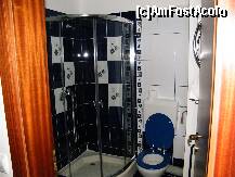 [P04] Baia: cabina de dus (cam mica si destul de incomoda daca esti un pic mai 'voinic') si vasul wc (avea un pic de joc - o problema la prinderea in pardoseala) » foto by C.Todi
 - 
<span class="allrVoted glyphicon glyphicon-heart hidden" id="av203966"></span>
<a class="m-l-10 hidden" id="sv203966" onclick="voting_Foto_DelVot(,203966,5874)" role="button">șterge vot <span class="glyphicon glyphicon-remove"></span></a>
<a id="v9203966" class=" c-red"  onclick="voting_Foto_SetVot(203966)" role="button"><span class="glyphicon glyphicon-heart-empty"></span> <b>LIKE</b> = Votează poza</a> <img class="hidden"  id="f203966W9" src="/imagini/loader.gif" border="0" /><span class="AjErrMes hidden" id="e203966ErM"></span>
