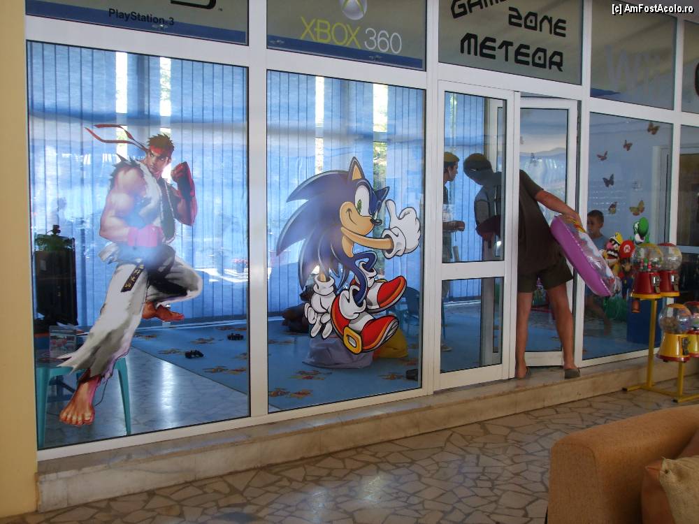 [P33] sala de jocuri! aveau wii, x-box si psp2! peste toate veghea un pusti, victor, foarte atent si amabil cu, copiii! si se cam si pricepea la alea, la jocuri! la liber era 10 lei pe ora!  » foto by bigu_2006_rapid
 - 
<span class="allrVoted glyphicon glyphicon-heart hidden" id="av359322"></span>
<a class="m-l-10 hidden" id="sv359322" onclick="voting_Foto_DelVot(,359322,5878)" role="button">șterge vot <span class="glyphicon glyphicon-remove"></span></a>
<a id="v9359322" class=" c-red"  onclick="voting_Foto_SetVot(359322)" role="button"><span class="glyphicon glyphicon-heart-empty"></span> <b>LIKE</b> = Votează poza</a> <img class="hidden"  id="f359322W9" src="/imagini/loader.gif" border="0" /><span class="AjErrMes hidden" id="e359322ErM"></span>