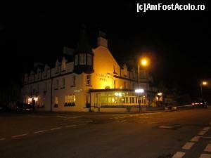 [P14] Ullapool- Caledonian, un hotel de 3* perfect amplasat și deloc diferit de planul urbanistic zonal al celorlalte clădiri. Cred că acesta era un mare plus al orașului...  » foto by ariciu*
 - 
<span class="allrVoted glyphicon glyphicon-heart hidden" id="av574219"></span>
<a class="m-l-10 hidden" id="sv574219" onclick="voting_Foto_DelVot(,574219,5887)" role="button">șterge vot <span class="glyphicon glyphicon-remove"></span></a>
<a id="v9574219" class=" c-red"  onclick="voting_Foto_SetVot(574219)" role="button"><span class="glyphicon glyphicon-heart-empty"></span> <b>LIKE</b> = Votează poza</a> <img class="hidden"  id="f574219W9" src="/imagini/loader.gif" border="0" /><span class="AjErrMes hidden" id="e574219ErM"></span>