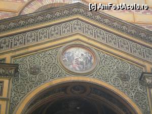 [P06] Ornamentatie bogata la intrarea in biserica.  » foto by Floria
 - 
<span class="allrVoted glyphicon glyphicon-heart hidden" id="av380565"></span>
<a class="m-l-10 hidden" id="sv380565" onclick="voting_Foto_DelVot(,380565,5894)" role="button">șterge vot <span class="glyphicon glyphicon-remove"></span></a>
<a id="v9380565" class=" c-red"  onclick="voting_Foto_SetVot(380565)" role="button"><span class="glyphicon glyphicon-heart-empty"></span> <b>LIKE</b> = Votează poza</a> <img class="hidden"  id="f380565W9" src="/imagini/loader.gif" border="0" /><span class="AjErrMes hidden" id="e380565ErM"></span>