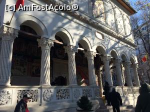 [P04] Biserica SF. Gheorghe Nou- Pridvorul cu coloane sculptate in piatra, element definitoriu al stilului brancovenesc.  » foto by Floria
 - 
<span class="allrVoted glyphicon glyphicon-heart hidden" id="av817215"></span>
<a class="m-l-10 hidden" id="sv817215" onclick="voting_Foto_DelVot(,817215,5894)" role="button">șterge vot <span class="glyphicon glyphicon-remove"></span></a>
<a id="v9817215" class=" c-red"  onclick="voting_Foto_SetVot(817215)" role="button"><span class="glyphicon glyphicon-heart-empty"></span> <b>LIKE</b> = Votează poza</a> <img class="hidden"  id="f817215W9" src="/imagini/loader.gif" border="0" /><span class="AjErrMes hidden" id="e817215ErM"></span>