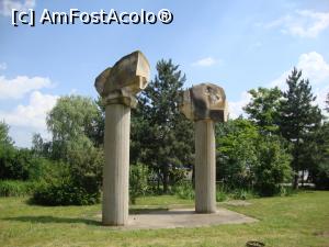 [P36] Pe spațiul verde dintre cele două zone de promenadă sunt amplasate din loc în loc anumite sculpturi.  » foto by Floryn81
 - 
<span class="allrVoted glyphicon glyphicon-heart hidden" id="av748622"></span>
<a class="m-l-10 hidden" id="sv748622" onclick="voting_Foto_DelVot(,748622,5899)" role="button">șterge vot <span class="glyphicon glyphicon-remove"></span></a>
<a id="v9748622" class=" c-red"  onclick="voting_Foto_SetVot(748622)" role="button"><span class="glyphicon glyphicon-heart-empty"></span> <b>LIKE</b> = Votează poza</a> <img class="hidden"  id="f748622W9" src="/imagini/loader.gif" border="0" /><span class="AjErrMes hidden" id="e748622ErM"></span>