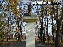 [P15] Gradina Publica din Braila - Bustul lui Panait Istrati » foto by valimi
 - 
<span class="allrVoted glyphicon glyphicon-heart hidden" id="av159625"></span>
<a class="m-l-10 hidden" id="sv159625" onclick="voting_Foto_DelVot(,159625,5899)" role="button">șterge vot <span class="glyphicon glyphicon-remove"></span></a>
<a id="v9159625" class=" c-red"  onclick="voting_Foto_SetVot(159625)" role="button"><span class="glyphicon glyphicon-heart-empty"></span> <b>LIKE</b> = Votează poza</a> <img class="hidden"  id="f159625W9" src="/imagini/loader.gif" border="0" /><span class="AjErrMes hidden" id="e159625ErM"></span>