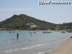 [P06] Plaja dintre Alykes și Alykanas - un golf în care te vei bucura de mare, deal și munte... și de o patiserie cu o tiropita delicioasă (o brânzoaică cu brânză de capră).  » foto by savo
 - 
<span class="allrVoted glyphicon glyphicon-heart hidden" id="av487535"></span>
<a class="m-l-10 hidden" id="sv487535" onclick="voting_Foto_DelVot(,487535,5901)" role="button">șterge vot <span class="glyphicon glyphicon-remove"></span></a>
<a id="v9487535" class=" c-red"  onclick="voting_Foto_SetVot(487535)" role="button"><span class="glyphicon glyphicon-heart-empty"></span> <b>LIKE</b> = Votează poza</a> <img class="hidden"  id="f487535W9" src="/imagini/loader.gif" border="0" /><span class="AjErrMes hidden" id="e487535ErM"></span>