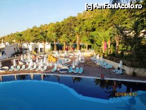 [P09] Vedere din balcon catre locul de joaca al copiilor - in prim plan piscina ce inconjoara hotelul, planul 2 piscina copiilor si planul indepartat locul de joaca 'terestru' » foto by adighh
 - 
<span class="allrVoted glyphicon glyphicon-heart hidden" id="av477559"></span>
<a class="m-l-10 hidden" id="sv477559" onclick="voting_Foto_DelVot(,477559,5920)" role="button">șterge vot <span class="glyphicon glyphicon-remove"></span></a>
<a id="v9477559" class=" c-red"  onclick="voting_Foto_SetVot(477559)" role="button"><span class="glyphicon glyphicon-heart-empty"></span> <b>LIKE</b> = Votează poza</a> <img class="hidden"  id="f477559W9" src="/imagini/loader.gif" border="0" /><span class="AjErrMes hidden" id="e477559ErM"></span>