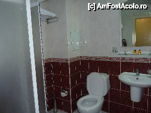 [P02] Baia, se vad si prosoapele albe, curate. In general pun mare accent pe curatenie, spala baia cu domestos in fiecare zi » foto by Lumi
 - 
<span class="allrVoted glyphicon glyphicon-heart hidden" id="av412745"></span>
<a class="m-l-10 hidden" id="sv412745" onclick="voting_Foto_DelVot(,412745,5921)" role="button">șterge vot <span class="glyphicon glyphicon-remove"></span></a>
<a id="v9412745" class=" c-red"  onclick="voting_Foto_SetVot(412745)" role="button"><span class="glyphicon glyphicon-heart-empty"></span> <b>LIKE</b> = Votează poza</a> <img class="hidden"  id="f412745W9" src="/imagini/loader.gif" border="0" /><span class="AjErrMes hidden" id="e412745ErM"></span>