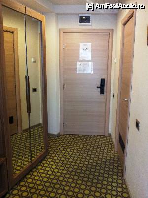 [P07] Camera dubla hotel Capitolina- holul camerei » foto by mirmicu
 - 
<span class="allrVoted glyphicon glyphicon-heart hidden" id="av505405"></span>
<a class="m-l-10 hidden" id="sv505405" onclick="voting_Foto_DelVot(,505405,5939)" role="button">șterge vot <span class="glyphicon glyphicon-remove"></span></a>
<a id="v9505405" class=" c-red"  onclick="voting_Foto_SetVot(505405)" role="button"><span class="glyphicon glyphicon-heart-empty"></span> <b>LIKE</b> = Votează poza</a> <img class="hidden"  id="f505405W9" src="/imagini/loader.gif" border="0" /><span class="AjErrMes hidden" id="e505405ErM"></span>