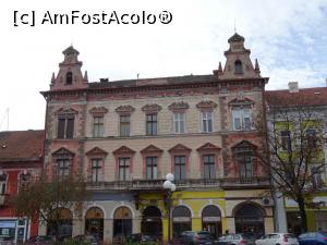 [P17] Clădirea în Piața Avram Iancu - Arad.  » foto by tata123 🔱
 - 
<span class="allrVoted glyphicon glyphicon-heart hidden" id="av1131699"></span>
<a class="m-l-10 hidden" id="sv1131699" onclick="voting_Foto_DelVot(,1131699,5949)" role="button">șterge vot <span class="glyphicon glyphicon-remove"></span></a>
<a id="v91131699" class=" c-red"  onclick="voting_Foto_SetVot(1131699)" role="button"><span class="glyphicon glyphicon-heart-empty"></span> <b>LIKE</b> = Votează poza</a> <img class="hidden"  id="f1131699W9" src="/imagini/loader.gif" border="0" /><span class="AjErrMes hidden" id="e1131699ErM"></span>