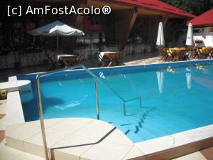 [P12] Piscina. Mese și la soare, dar și la umbră.  » foto by Zoazore
 - 
<span class="allrVoted glyphicon glyphicon-heart hidden" id="av784226"></span>
<a class="m-l-10 hidden" id="sv784226" onclick="voting_Foto_DelVot(,784226,5977)" role="button">șterge vot <span class="glyphicon glyphicon-remove"></span></a>
<a id="v9784226" class=" c-red"  onclick="voting_Foto_SetVot(784226)" role="button"><span class="glyphicon glyphicon-heart-empty"></span> <b>LIKE</b> = Votează poza</a> <img class="hidden"  id="f784226W9" src="/imagini/loader.gif" border="0" /><span class="AjErrMes hidden" id="e784226ErM"></span>