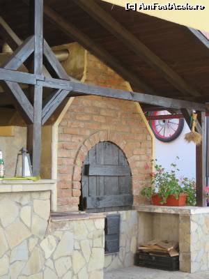 [P12] Cuptorul de pâine - „Casa din Bran”.  » foto by tata123 🔱
 - 
<span class="allrVoted glyphicon glyphicon-heart hidden" id="av664822"></span>
<a class="m-l-10 hidden" id="sv664822" onclick="voting_Foto_DelVot(,664822,5977)" role="button">șterge vot <span class="glyphicon glyphicon-remove"></span></a>
<a id="v9664822" class=" c-red"  onclick="voting_Foto_SetVot(664822)" role="button"><span class="glyphicon glyphicon-heart-empty"></span> <b>LIKE</b> = Votează poza</a> <img class="hidden"  id="f664822W9" src="/imagini/loader.gif" border="0" /><span class="AjErrMes hidden" id="e664822ErM"></span>
