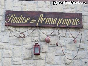 [P13] Anunț pe peretele pensiunii - „Casa din Bran”.  » foto by tata123 🔱
 - 
<span class="allrVoted glyphicon glyphicon-heart hidden" id="av664823"></span>
<a class="m-l-10 hidden" id="sv664823" onclick="voting_Foto_DelVot(,664823,5977)" role="button">șterge vot <span class="glyphicon glyphicon-remove"></span></a>
<a id="v9664823" class=" c-red"  onclick="voting_Foto_SetVot(664823)" role="button"><span class="glyphicon glyphicon-heart-empty"></span> <b>LIKE</b> = Votează poza</a> <img class="hidden"  id="f664823W9" src="/imagini/loader.gif" border="0" /><span class="AjErrMes hidden" id="e664823ErM"></span>