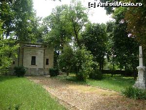 [P08] Capela familiei Monteoru fotografiată prin gard. Se observă în partea dreaptă un monument funerar ridicat în memoria lui Gogu Monteoru (fiul lui Grigore Monteoru, decedat la vârsta de 15 ani).  » foto by Floryn81
 - 
<span class="allrVoted glyphicon glyphicon-heart hidden" id="av538467"></span>
<a class="m-l-10 hidden" id="sv538467" onclick="voting_Foto_DelVot(,538467,5979)" role="button">șterge vot <span class="glyphicon glyphicon-remove"></span></a>
<a id="v9538467" class=" c-red"  onclick="voting_Foto_SetVot(538467)" role="button"><span class="glyphicon glyphicon-heart-empty"></span> <b>LIKE</b> = Votează poza</a> <img class="hidden"  id="f538467W9" src="/imagini/loader.gif" border="0" /><span class="AjErrMes hidden" id="e538467ErM"></span>