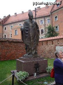 [P14] Cracovia: statuia Papei Ioan Paul al II-lea din faţa intrării în catedrala Wawelska » foto by mariana.olaru
 - 
<span class="allrVoted glyphicon glyphicon-heart hidden" id="av116488"></span>
<a class="m-l-10 hidden" id="sv116488" onclick="voting_Foto_DelVot(,116488,5995)" role="button">șterge vot <span class="glyphicon glyphicon-remove"></span></a>
<a id="v9116488" class=" c-red"  onclick="voting_Foto_SetVot(116488)" role="button"><span class="glyphicon glyphicon-heart-empty"></span> <b>LIKE</b> = Votează poza</a> <img class="hidden"  id="f116488W9" src="/imagini/loader.gif" border="0" /><span class="AjErrMes hidden" id="e116488ErM"></span>