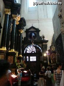 [P17] Cracovia: vedere spre intrarea în catedrala Wawelska . În stânga fotografiei se zăreşte parţial mausoleul Sf. Stanislav » foto by mariana.olaru
 - 
<span class="allrVoted glyphicon glyphicon-heart hidden" id="av116497"></span>
<a class="m-l-10 hidden" id="sv116497" onclick="voting_Foto_DelVot(,116497,5995)" role="button">șterge vot <span class="glyphicon glyphicon-remove"></span></a>
<a id="v9116497" class=" c-red"  onclick="voting_Foto_SetVot(116497)" role="button"><span class="glyphicon glyphicon-heart-empty"></span> <b>LIKE</b> = Votează poza</a> <img class="hidden"  id="f116497W9" src="/imagini/loader.gif" border="0" /><span class="AjErrMes hidden" id="e116497ErM"></span>