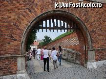 [P24] Cracovia : una din porţile cetăţii Wawel. Se coboară în oraş pe lângă zidul cu plăcuţe de marmură inscripţionate cu nume ale personalităţilor poloneze » foto by mariana.olaru
 - 
<span class="allrVoted glyphicon glyphicon-heart hidden" id="av116543"></span>
<a class="m-l-10 hidden" id="sv116543" onclick="voting_Foto_DelVot(,116543,5995)" role="button">șterge vot <span class="glyphicon glyphicon-remove"></span></a>
<a id="v9116543" class=" c-red"  onclick="voting_Foto_SetVot(116543)" role="button"><span class="glyphicon glyphicon-heart-empty"></span> <b>LIKE</b> = Votează poza</a> <img class="hidden"  id="f116543W9" src="/imagini/loader.gif" border="0" /><span class="AjErrMes hidden" id="e116543ErM"></span>