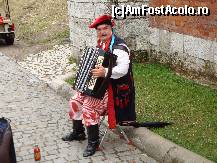 [P27] Cracovia: lângă zidul cetăţii răsună un cântec popular polonez. Interpretul poartă şi el un costum tradiţional . » foto by mariana.olaru
 - 
<span class="allrVoted glyphicon glyphicon-heart hidden" id="av116567"></span>
<a class="m-l-10 hidden" id="sv116567" onclick="voting_Foto_DelVot(,116567,5995)" role="button">șterge vot <span class="glyphicon glyphicon-remove"></span></a>
<a id="v9116567" class=" c-red"  onclick="voting_Foto_SetVot(116567)" role="button"><span class="glyphicon glyphicon-heart-empty"></span> <b>LIKE</b> = Votează poza</a> <img class="hidden"  id="f116567W9" src="/imagini/loader.gif" border="0" /><span class="AjErrMes hidden" id="e116567ErM"></span>