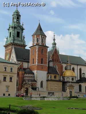 [P02] Tunul cu ceas - cel mai inalt, Turnul clopotelor de argint - primul turn din poza (intrarea din fata lui duce la mormintele presedintilor polonezi), Turnul Sigismund - cel din spate si Capela Sigismund - cea cu cupola galbena » foto by fredutza
 - 
<span class="allrVoted glyphicon glyphicon-heart hidden" id="av1063218"></span>
<a class="m-l-10 hidden" id="sv1063218" onclick="voting_Foto_DelVot(,1063218,5995)" role="button">șterge vot <span class="glyphicon glyphicon-remove"></span></a>
<a id="v91063218" class=" c-red"  onclick="voting_Foto_SetVot(1063218)" role="button"><span class="glyphicon glyphicon-heart-empty"></span> <b>LIKE</b> = Votează poza</a> <img class="hidden"  id="f1063218W9" src="/imagini/loader.gif" border="0" /><span class="AjErrMes hidden" id="e1063218ErM"></span>