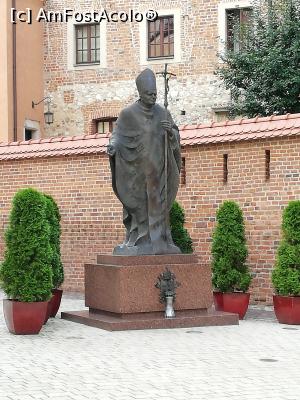 [P23] Statuia lui Papa Ioan Paul al II-lea de la intrarea în Muzeul Catedralei » foto by fredutza
 - 
<span class="allrVoted glyphicon glyphicon-heart hidden" id="av1063239"></span>
<a class="m-l-10 hidden" id="sv1063239" onclick="voting_Foto_DelVot(,1063239,5995)" role="button">șterge vot <span class="glyphicon glyphicon-remove"></span></a>
<a id="v91063239" class=" c-red"  onclick="voting_Foto_SetVot(1063239)" role="button"><span class="glyphicon glyphicon-heart-empty"></span> <b>LIKE</b> = Votează poza</a> <img class="hidden"  id="f1063239W9" src="/imagini/loader.gif" border="0" /><span class="AjErrMes hidden" id="e1063239ErM"></span>