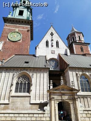 [P08] Intrarea in Catedrala Wawel: Capela Sfânta Sofia (dreapta) și Capela Sfintei Cruci (stânga).  » foto by fredutza
 - 
<span class="allrVoted glyphicon glyphicon-heart hidden" id="av1063224"></span>
<a class="m-l-10 hidden" id="sv1063224" onclick="voting_Foto_DelVot(,1063224,5995)" role="button">șterge vot <span class="glyphicon glyphicon-remove"></span></a>
<a id="v91063224" class=" c-red"  onclick="voting_Foto_SetVot(1063224)" role="button"><span class="glyphicon glyphicon-heart-empty"></span> <b>LIKE</b> = Votează poza</a> <img class="hidden"  id="f1063224W9" src="/imagini/loader.gif" border="0" /><span class="AjErrMes hidden" id="e1063224ErM"></span>