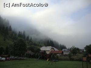 [P09] În timp ce acasă ”fierbea” asfaltul, aici a fost chiar răcoare peste noapte. Această fotografie este făcută din balconul camerei, a doua zi dimineața, pe la ora 07.30, când ceața abia se ridica.  » foto by Floryn81
 - 
<span class="allrVoted glyphicon glyphicon-heart hidden" id="av755164"></span>
<a class="m-l-10 hidden" id="sv755164" onclick="voting_Foto_DelVot(,755164,6008)" role="button">șterge vot <span class="glyphicon glyphicon-remove"></span></a>
<a id="v9755164" class=" c-red"  onclick="voting_Foto_SetVot(755164)" role="button"><span class="glyphicon glyphicon-heart-empty"></span> <b>LIKE</b> = Votează poza</a> <img class="hidden"  id="f755164W9" src="/imagini/loader.gif" border="0" /><span class="AjErrMes hidden" id="e755164ErM"></span>