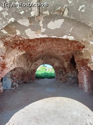 [P03] Tunelul boltit de la intrare în curtea interioară a palatului. » foto by tata123 🔱
 - 
<span class="allrVoted glyphicon glyphicon-heart hidden" id="av1412086"></span>
<a class="m-l-10 hidden" id="sv1412086" onclick="voting_Foto_DelVot(,1412086,6013)" role="button">șterge vot <span class="glyphicon glyphicon-remove"></span></a>
<a id="v91412086" class=" c-red"  onclick="voting_Foto_SetVot(1412086)" role="button"><span class="glyphicon glyphicon-heart-empty"></span> <b>LIKE</b> = Votează poza</a> <img class="hidden"  id="f1412086W9" src="/imagini/loader.gif" border="0" /><span class="AjErrMes hidden" id="e1412086ErM"></span>