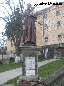 [P03] Manastirea Maria Radna din Lipova - una din statuile de la intrare. » foto by presario
 - 
<span class="allrVoted glyphicon glyphicon-heart hidden" id="av66086"></span>
<a class="m-l-10 hidden" id="sv66086" onclick="voting_Foto_DelVot(,66086,6054)" role="button">șterge vot <span class="glyphicon glyphicon-remove"></span></a>
<a id="v966086" class=" c-red"  onclick="voting_Foto_SetVot(66086)" role="button"><span class="glyphicon glyphicon-heart-empty"></span> <b>LIKE</b> = Votează poza</a> <img class="hidden"  id="f66086W9" src="/imagini/loader.gif" border="0" /><span class="AjErrMes hidden" id="e66086ErM"></span>