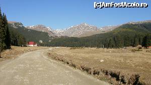 [P10] Valea Ialomitei si o parte din Muntii Bucegi. In stanga prima cladire cu acoperis rosu este Punctul Salvamont Padina.  » foto by Nicu V
 - 
<span class="allrVoted glyphicon glyphicon-heart hidden" id="av403713"></span>
<a class="m-l-10 hidden" id="sv403713" onclick="voting_Foto_DelVot(,403713,6055)" role="button">șterge vot <span class="glyphicon glyphicon-remove"></span></a>
<a id="v9403713" class=" c-red"  onclick="voting_Foto_SetVot(403713)" role="button"><span class="glyphicon glyphicon-heart-empty"></span> <b>LIKE</b> = Votează poza</a> <img class="hidden"  id="f403713W9" src="/imagini/loader.gif" border="0" /><span class="AjErrMes hidden" id="e403713ErM"></span>