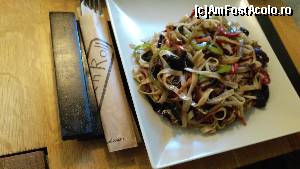 [P17] Wok'n Roll Cluj Napoca - paste de orez, ciuperci mu err, şi carne de pui + sos teriyaki.  » foto by bogumil
 - 
<span class="allrVoted glyphicon glyphicon-heart hidden" id="av644339"></span>
<a class="m-l-10 hidden" id="sv644339" onclick="voting_Foto_DelVot(,644339,6063)" role="button">șterge vot <span class="glyphicon glyphicon-remove"></span></a>
<a id="v9644339" class=" c-red"  onclick="voting_Foto_SetVot(644339)" role="button"><span class="glyphicon glyphicon-heart-empty"></span> <b>LIKE</b> = Votează poza</a> <img class="hidden"  id="f644339W9" src="/imagini/loader.gif" border="0" /><span class="AjErrMes hidden" id="e644339ErM"></span>