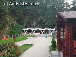 [P02] Intram pe Aleea Izvoarelor. În față se observă câteva dintre izvoarele stațiunii.  » foto by Floryn81
 - 
<span class="allrVoted glyphicon glyphicon-heart hidden" id="av1019431"></span>
<a class="m-l-10 hidden" id="sv1019431" onclick="voting_Foto_DelVot(,1019431,6086)" role="button">șterge vot <span class="glyphicon glyphicon-remove"></span></a>
<a id="v91019431" class=" c-red"  onclick="voting_Foto_SetVot(1019431)" role="button"><span class="glyphicon glyphicon-heart-empty"></span> <b>LIKE</b> = Votează poza</a> <img class="hidden"  id="f1019431W9" src="/imagini/loader.gif" border="0" /><span class="AjErrMes hidden" id="e1019431ErM"></span>