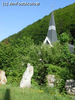 [P21] Biserica Romano-Catolică - Slănic Moldova. Lângă biserică, lucrări de sculptură. » foto by iulianic
 - 
<span class="allrVoted glyphicon glyphicon-heart hidden" id="av1229657"></span>
<a class="m-l-10 hidden" id="sv1229657" onclick="voting_Foto_DelVot(,1229657,6086)" role="button">șterge vot <span class="glyphicon glyphicon-remove"></span></a>
<a id="v91229657" class=" c-red"  onclick="voting_Foto_SetVot(1229657)" role="button"><span class="glyphicon glyphicon-heart-empty"></span> <b>LIKE</b> = Votează poza</a> <img class="hidden"  id="f1229657W9" src="/imagini/loader.gif" border="0" /><span class="AjErrMes hidden" id="e1229657ErM"></span>
