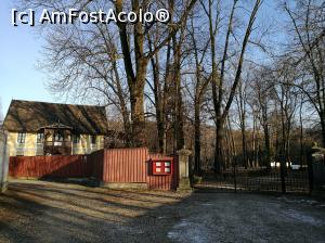 [P61] În fața Domeniului Ghica; în stânga, fosta hulubărie transformată în pensiune » foto by crismis
 - 
<span class="allrVoted glyphicon glyphicon-heart hidden" id="av826565"></span>
<a class="m-l-10 hidden" id="sv826565" onclick="voting_Foto_DelVot(,826565,6086)" role="button">șterge vot <span class="glyphicon glyphicon-remove"></span></a>
<a id="v9826565" class=" c-red"  onclick="voting_Foto_SetVot(826565)" role="button"><span class="glyphicon glyphicon-heart-empty"></span> <b>LIKE</b> = Votează poza</a> <img class="hidden"  id="f826565W9" src="/imagini/loader.gif" border="0" /><span class="AjErrMes hidden" id="e826565ErM"></span>