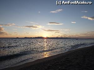 [P03] Rasarit pe plaja din zona hotelului (muntele Athos undeva in dreapta, ascuns)  » foto by callmevaly
 - 
<span class="allrVoted glyphicon glyphicon-heart hidden" id="av520682"></span>
<a class="m-l-10 hidden" id="sv520682" onclick="voting_Foto_DelVot(,520682,6099)" role="button">șterge vot <span class="glyphicon glyphicon-remove"></span></a>
<a id="v9520682" class=" c-red"  onclick="voting_Foto_SetVot(520682)" role="button"><span class="glyphicon glyphicon-heart-empty"></span> <b>LIKE</b> = Votează poza</a> <img class="hidden"  id="f520682W9" src="/imagini/loader.gif" border="0" /><span class="AjErrMes hidden" id="e520682ErM"></span>