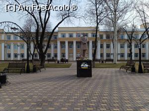 [P17] Tiraspol, Universitatea de Stat din Transnistria, Corpul principal identic cu cel secundar dar cu o statuie în față... » foto by mprofeanu
 - 
<span class="allrVoted glyphicon glyphicon-heart hidden" id="av1492656"></span>
<a class="m-l-10 hidden" id="sv1492656" onclick="voting_Foto_DelVot(,1492656,6113)" role="button">șterge vot <span class="glyphicon glyphicon-remove"></span></a>
<a id="v91492656" class=" c-red"  onclick="voting_Foto_SetVot(1492656)" role="button"><span class="glyphicon glyphicon-heart-empty"></span> <b>LIKE</b> = Votează poza</a> <img class="hidden"  id="f1492656W9" src="/imagini/loader.gif" border="0" /><span class="AjErrMes hidden" id="e1492656ErM"></span>